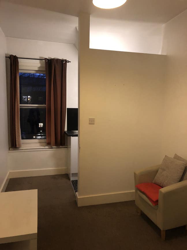 Large bedsit room  Main Photo