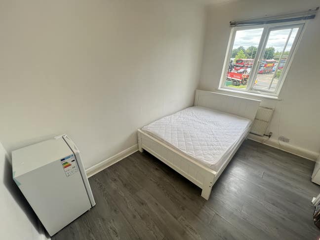 Spacious double room in High Barnet  £167pw (SEPT) Main Photo