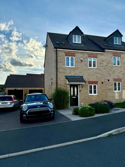 Double room to rent in 3 bed town house Main Photo