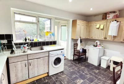 Northfields 4 bed house including 1 ensuite room Main Photo