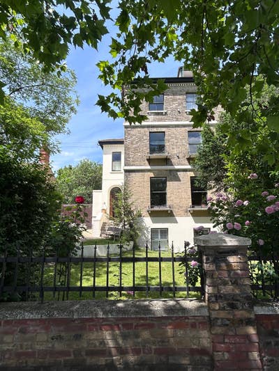 Large double room in central Rochester Main Photo