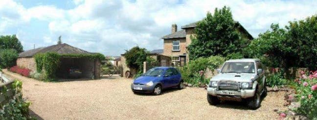 Ensuite Room in Large Farmhouse with Parking Main Photo