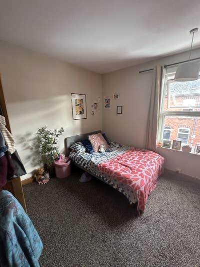 Bills Included Double Bed Room (NO DEPOSIT) Main Photo