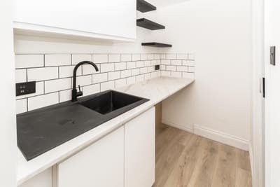 Studio room to rent Chessington  Main Photo