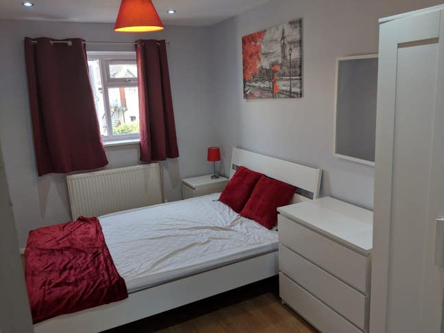 Double room - Tube 2 min Bills incl - Clean - Wifi Main Photo