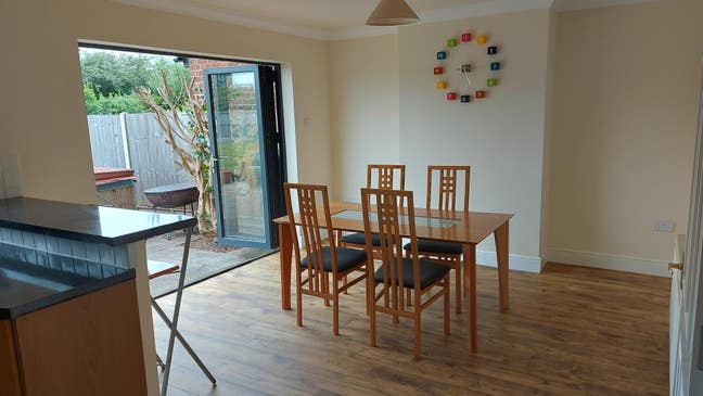 HUGE room, en-suite, very quiet, big house garden Main Photo