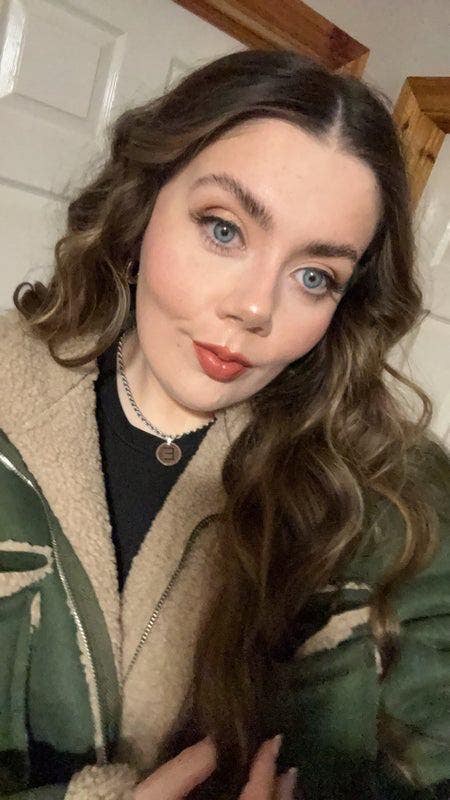 I am a professional female aged 26. I am look... Main Photo