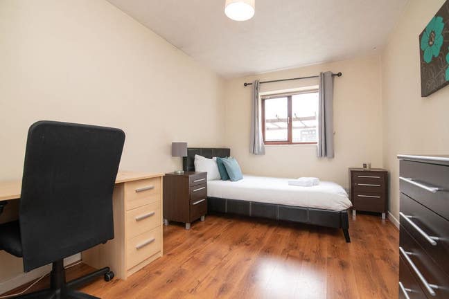 Perfect for Buddy-Ups! 3-Bed Canal-Side Flat Main Photo