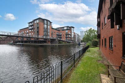 Stunning 3 Bed Apartment on Canal Main Photo