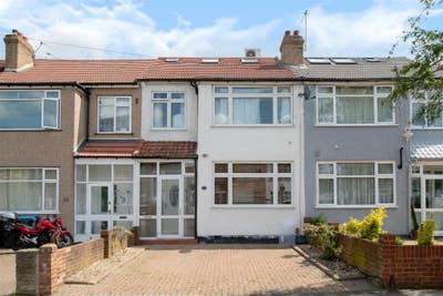 Single Room close to Morden Underground Main Photo