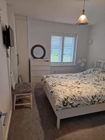 Double room with built in wardrobe Main Photo