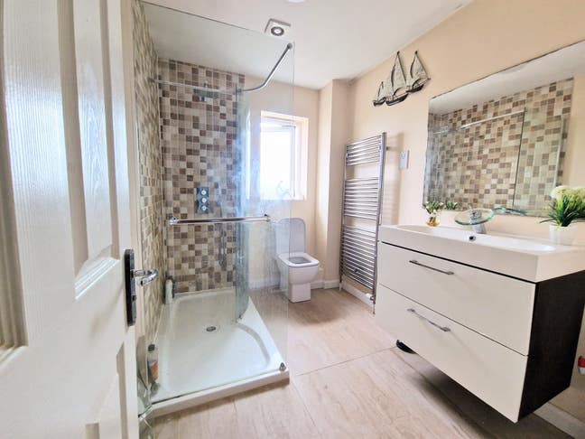 No deposit ensuite bedroom, weekly let Main Photo