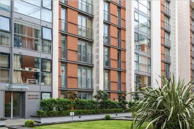 EnSuite | Penthouse | 3Bed Flat w/ Living Room Main Photo