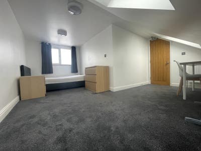 Exceptional Large Property - Fantastic Room Main Photo