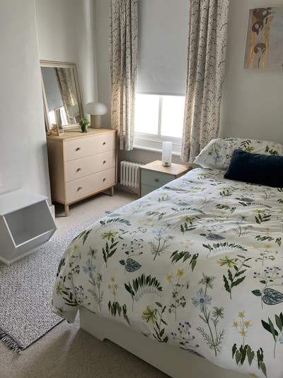Room in quiet , comfortable family home  Main Photo