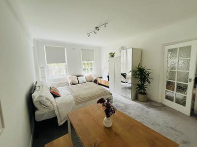 Studio style large bedroom in Primrose Hill Main Photo