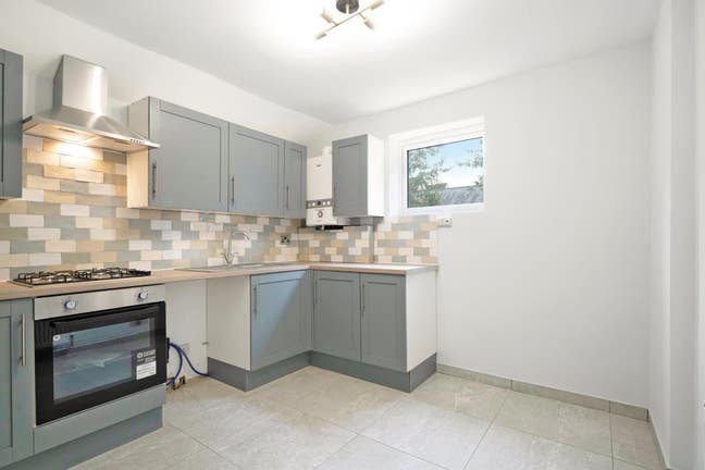Brand New 3 bed first floor flat in Richmond TW9 Main Photo