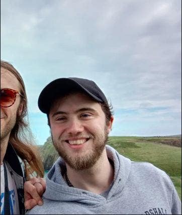 Looking for a chill and clean house Main Photo