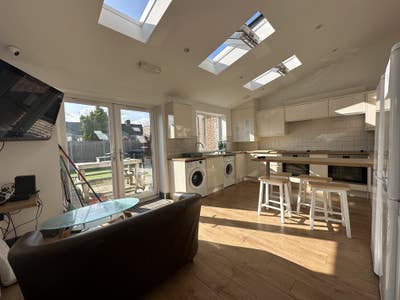 A double room in a stylish refurbished home Main Photo
