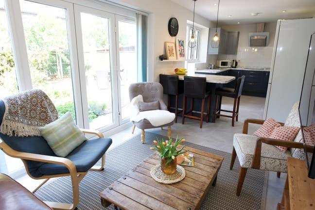 Addlestone - Lovely  Room in a Shared  House Main Photo