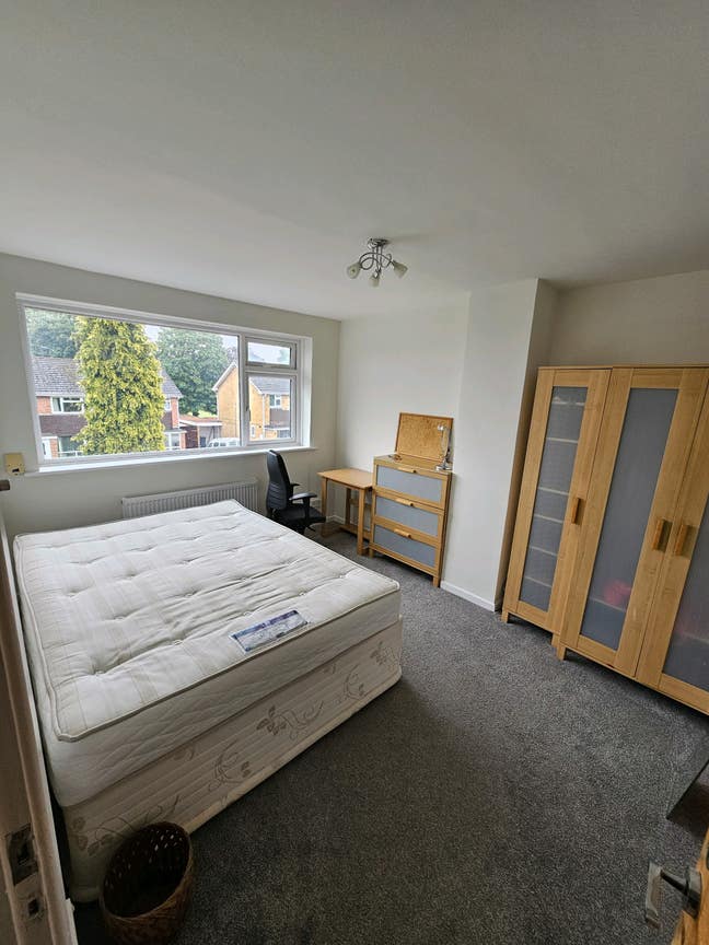 Spacious Double Room Available Main Photo