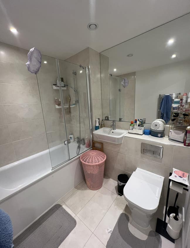 Double room available in 2 bed Hendon flat  Main Photo