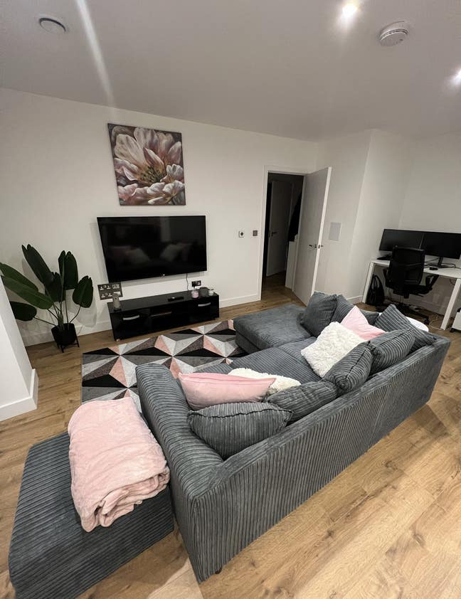 Double room available in 2 bed Hendon flat  Main Photo