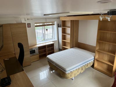Large ground floor dbl room w dedicated bathroom Main Photo