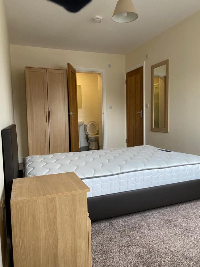 Double Rm/En-Suite Opposite Gadbrook Business Park Main Photo