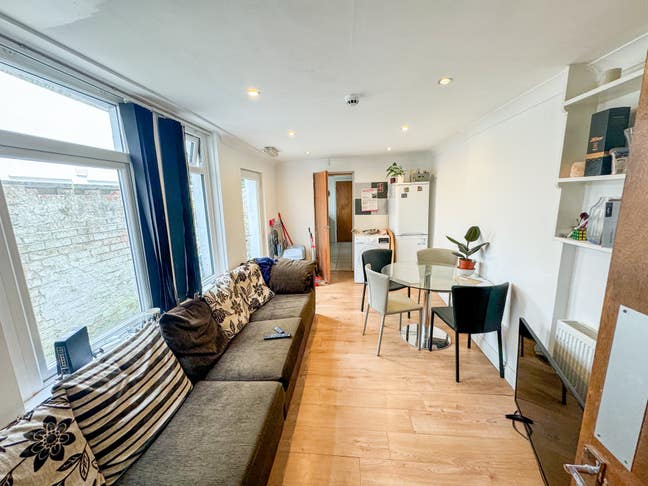 All professional house share - BILLS INC Main Photo