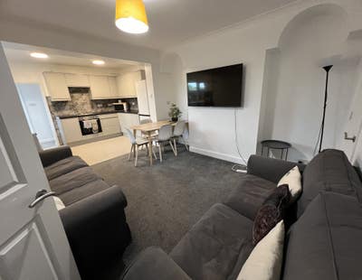 Stunning Refurbished Modern House Share Main Photo