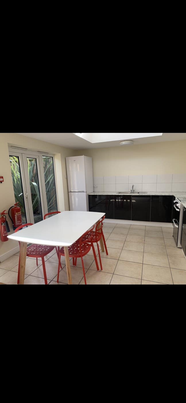 Lovely bright single room in clean house  Main Photo