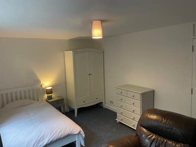 Very large double room, close to Station Main Photo