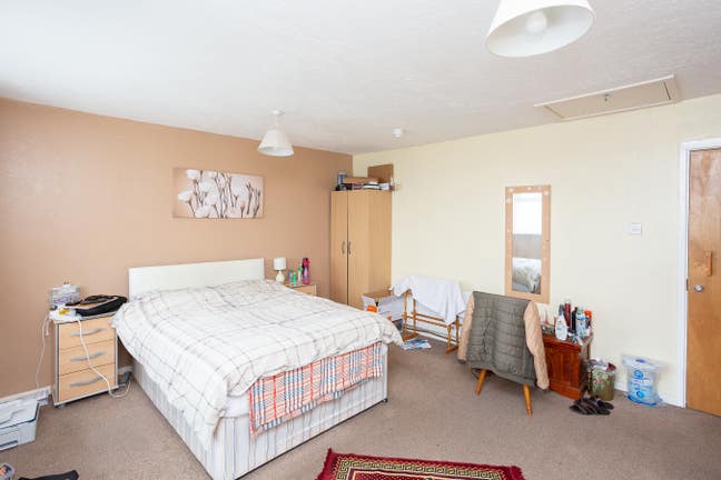 Very large room to rent Main Photo