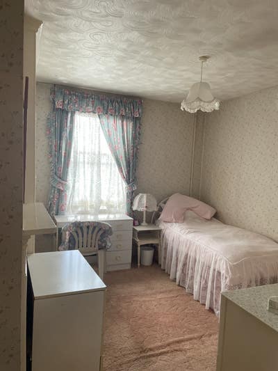 Quiet Room in 3 bed home available  Main Photo