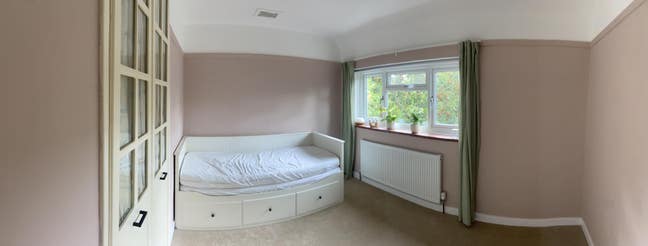 Double bedroom for let in family home   Main Photo