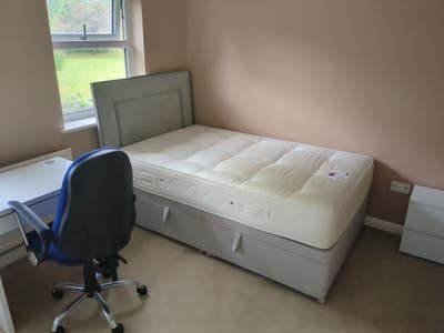 Small double room to let Main Photo