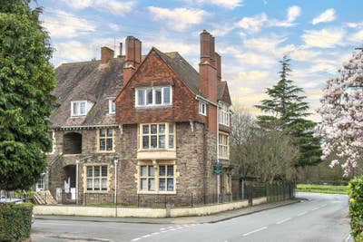 Double Room-Beautiful building-Excellent location  Main Photo