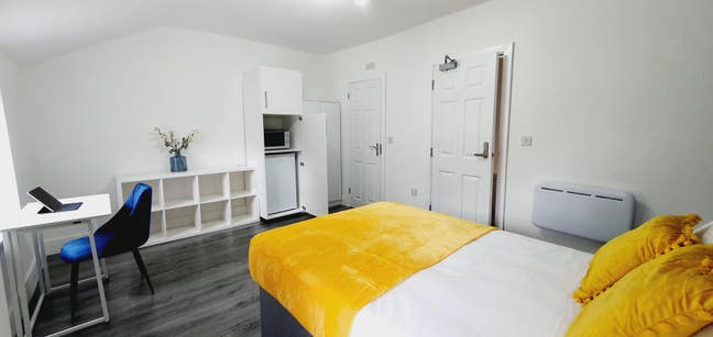 Bills Inclusive DoubleEnsuite Room TownCentre CH43 Main Photo