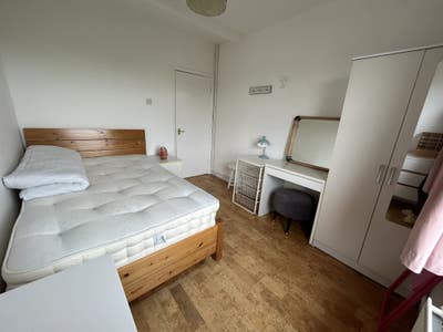 Double bedroom in a lovely quiet street apartment  Main Photo