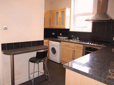 Mile End, E3, 5 Double Bedroom Maisonette  Main Photo