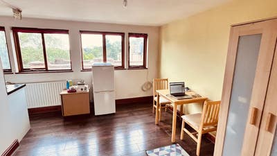 Ensuite Studio Flat/Room Ner East Croydon Main Photo