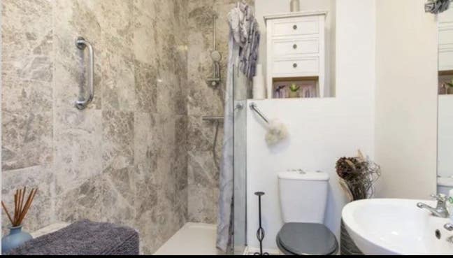 Studio room  to let near all amenities  Main Photo