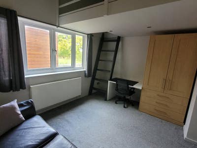 Double Room Mezzanin in Modern Spacious Houseshare Main Photo