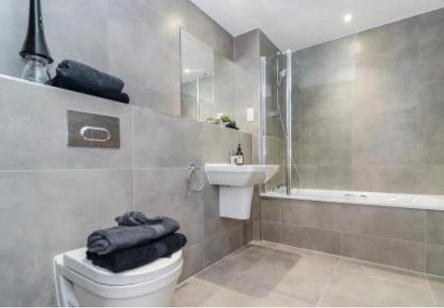 Two Large Double Bedrooms in a New Built Flat  Main Photo