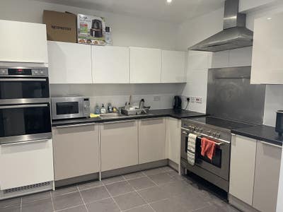 Large bedroom near Tottenham Hale station all incl Main Photo