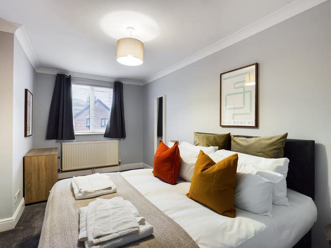 Park house - close to town and leisure centre  Main Photo