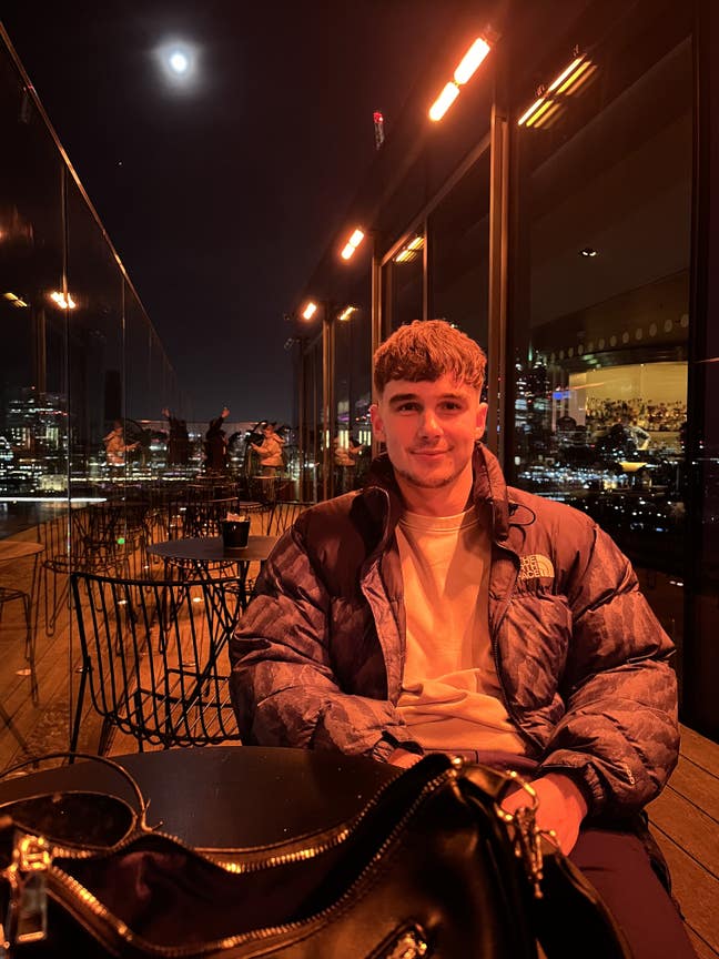 Young Professional looking for 2/3 bed house share Main Photo