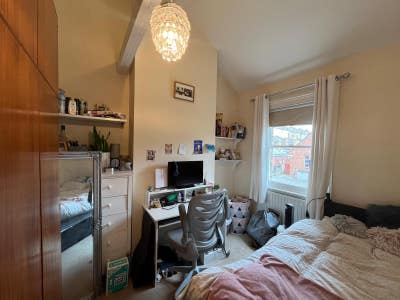 Double room/5 mins walk Surbiton St/shops Main Photo