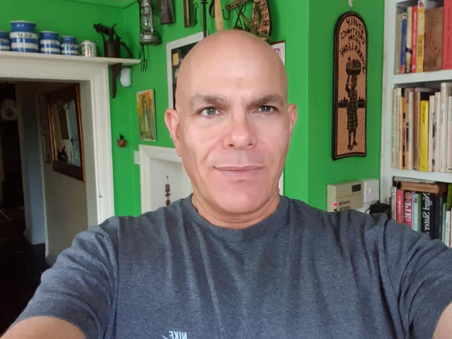 Professional seeks a double room Main Photo